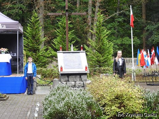  Grafika #121: Uroczystość ku czci Ofiar Marszu Śmierci KL Stutthof w Krępie Kaszubskiej dnia 27 września 2020