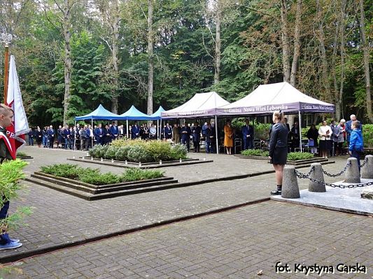  Grafika #131: Uroczystość ku czci Ofiar Marszu Śmierci KL Stutthof w Krępie Kaszubskiej dnia 27 września 2020