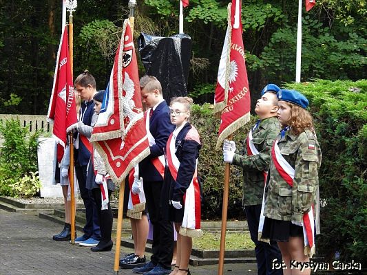  Grafika #156: Uroczystość ku czci Ofiar Marszu Śmierci KL Stutthof w Krępie Kaszubskiej dnia 27 września 2020