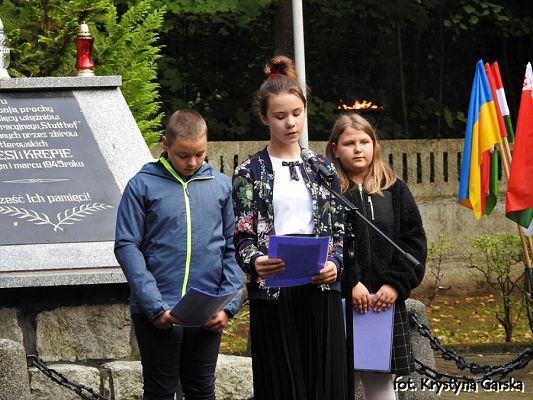  Grafika #2: Uroczystość ku czci Ofiar Marszu Śmierci KL Stutthof w Krępie Kaszubskiej dnia 27 września 2020