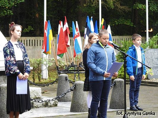  Grafika #167: Uroczystość ku czci Ofiar Marszu Śmierci KL Stutthof w Krępie Kaszubskiej dnia 27 września 2020