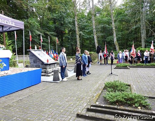  Grafika #172: Uroczystość ku czci Ofiar Marszu Śmierci KL Stutthof w Krępie Kaszubskiej dnia 27 września 2020