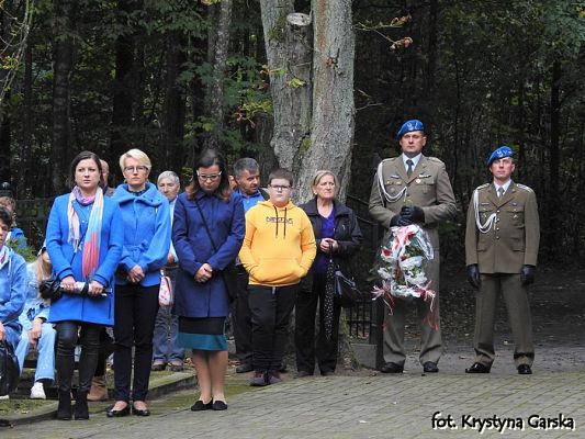  Grafika #180: Uroczystość ku czci Ofiar Marszu Śmierci KL Stutthof w Krępie Kaszubskiej dnia 27 września 2020