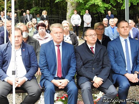  Grafika #195: Uroczystość ku czci Ofiar Marszu Śmierci KL Stutthof w Krępie Kaszubskiej dnia 27 września 2020