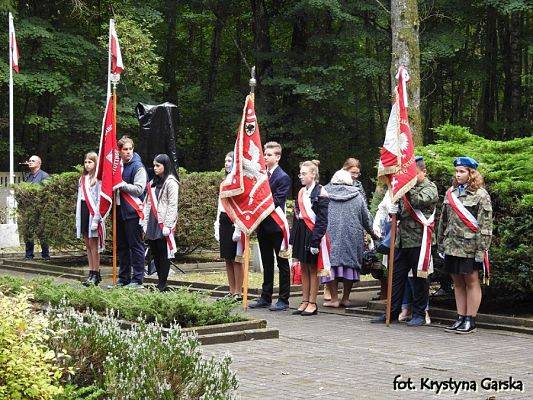  Grafika #200: Uroczystość ku czci Ofiar Marszu Śmierci KL Stutthof w Krępie Kaszubskiej dnia 27 września 2020