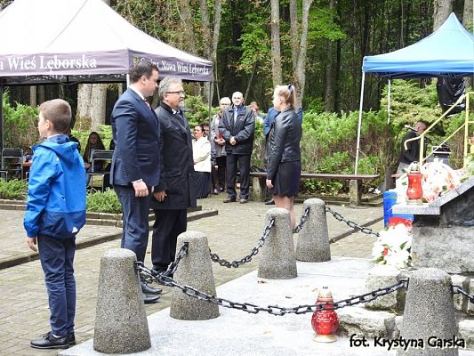  Grafika #209: Uroczystość ku czci Ofiar Marszu Śmierci KL Stutthof w Krępie Kaszubskiej dnia 27 września 2020