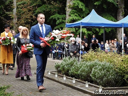  Grafika #230: Uroczystość ku czci Ofiar Marszu Śmierci KL Stutthof w Krępie Kaszubskiej dnia 27 września 2020