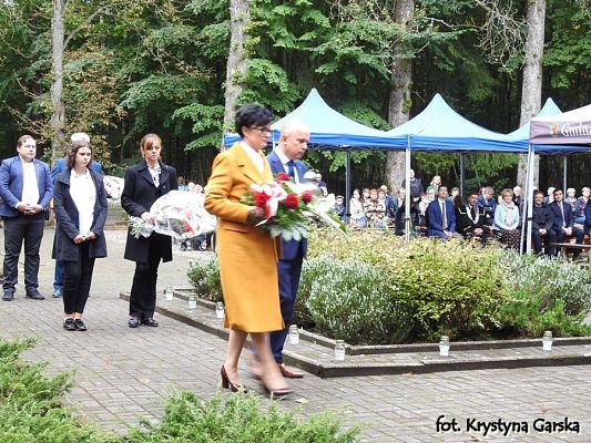  Grafika #233: Uroczystość ku czci Ofiar Marszu Śmierci KL Stutthof w Krępie Kaszubskiej dnia 27 września 2020