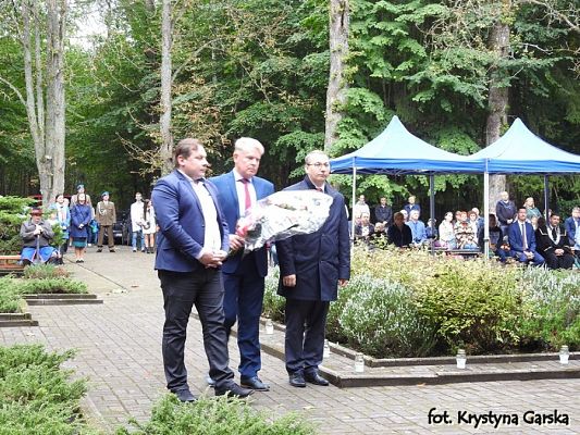  Grafika #235: Uroczystość ku czci Ofiar Marszu Śmierci KL Stutthof w Krępie Kaszubskiej dnia 27 września 2020