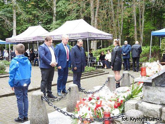  Grafika #239: Uroczystość ku czci Ofiar Marszu Śmierci KL Stutthof w Krępie Kaszubskiej dnia 27 września 2020