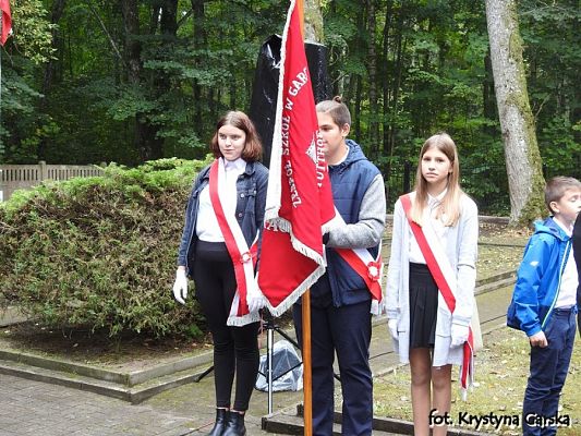  Grafika #251: Uroczystość ku czci Ofiar Marszu Śmierci KL Stutthof w Krępie Kaszubskiej dnia 27 września 2020