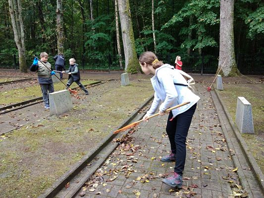  Grafika #16: Przygotowania do uroczystości na cmentarzu w Krępie Kaszubskiej