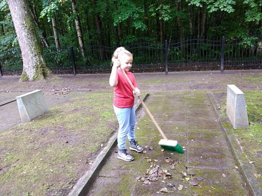  Grafika #9: Przygotowania do uroczystości na cmentarzu w Krępie Kaszubskiej