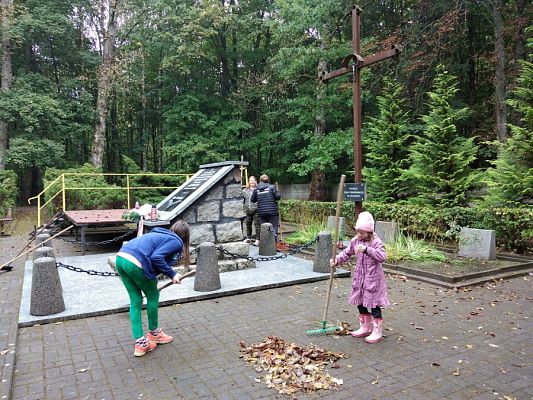  Grafika #14: Przygotowania do uroczystości na cmentarzu w Krępie Kaszubskiej