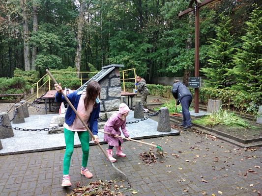  Grafika #7: Przygotowania do uroczystości na cmentarzu w Krępie Kaszubskiej