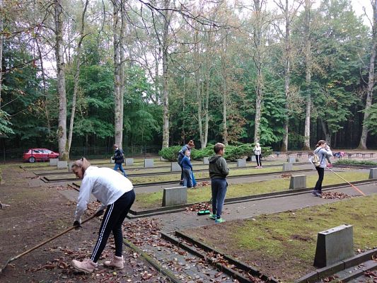  Grafika #0: Przygotowania do uroczystości na cmentarzu w Krępie Kaszubskiej