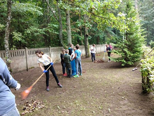  Grafika #6: Przygotowania do uroczystości na cmentarzu w Krępie Kaszubskiej