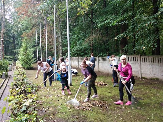  Grafika #5: Przygotowania do uroczystości na cmentarzu w Krępie Kaszubskiej