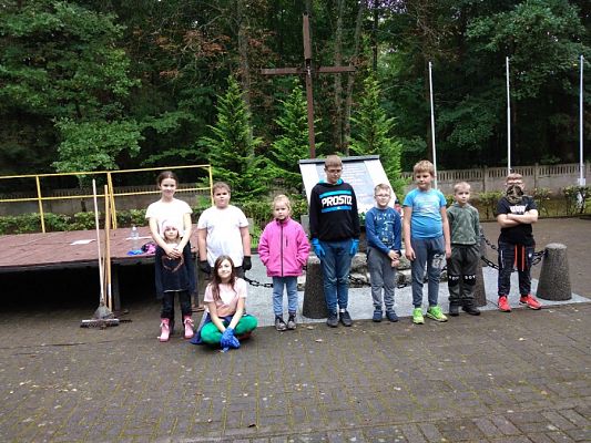  Grafika #4: Przygotowania do uroczystości na cmentarzu w Krępie Kaszubskiej