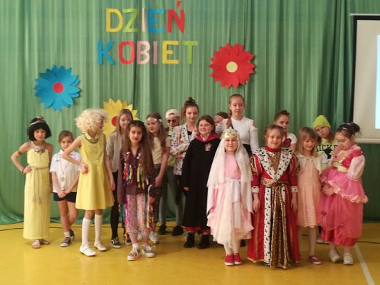  Grafika #1: Pokaz mody