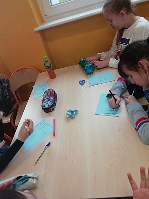  Grafika #1: DOBRZE JEMY ZE SZKOŁĄ NA WIDELCU