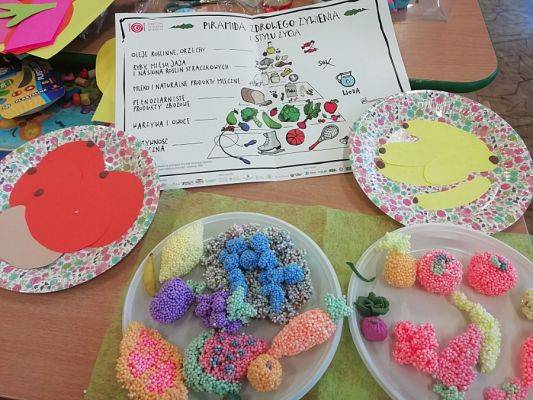  Grafika #5: DOBRZE JEMY ZE SZKOŁĄ NA WIDELCU