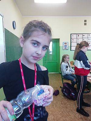  Grafika #7: DOBRZE JEMY ZE SZKOŁĄ NA WIDELCU