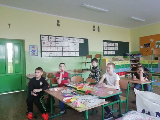  Grafika #8: DOBRZE JEMY ZE SZKOŁĄ NA WIDELCU