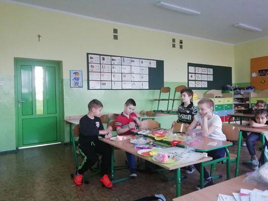  Grafika #9: DOBRZE JEMY ZE SZKOŁĄ NA WIDELCU