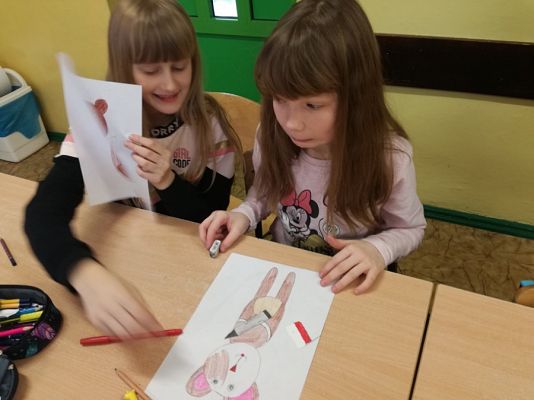  Grafika #4: Niedźwiedź Wojtek i wojenne opowieści