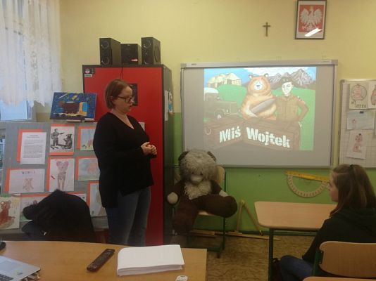  Grafika #5: Niedźwiedź Wojtek i wojenne opowieści