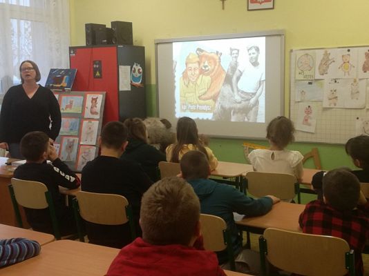  Grafika #12: Niedźwiedź Wojtek i wojenne opowieści