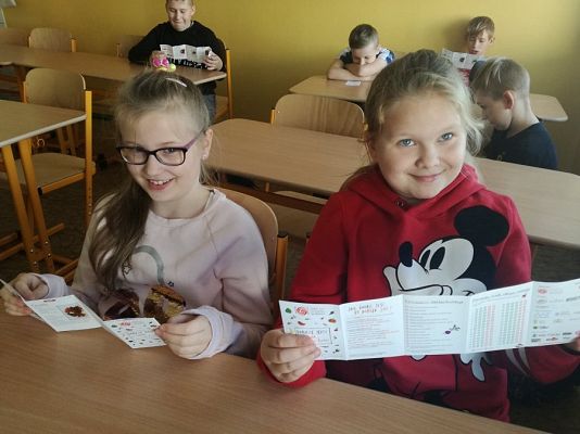  Grafika #3: DOBRZE JEMY ZE SZKOŁĄ NA WIDELCU