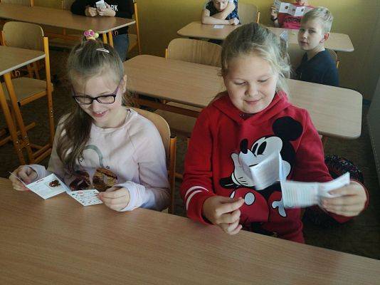  Grafika #5: DOBRZE JEMY ZE SZKOŁĄ NA WIDELCU