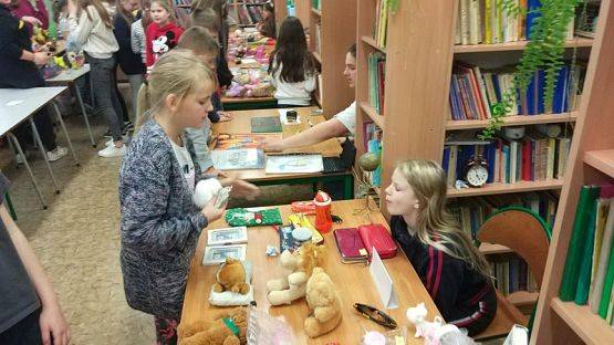  Grafika #4: Pchli targ