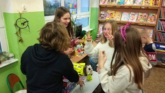  Grafika #2: Pchli targ