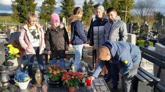  Grafika #3: Kółko historyczne - pamięta o zmarłych.