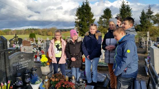  Grafika #8: Kółko historyczne - pamięta o zmarłych.