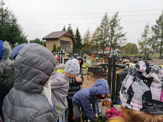  Grafika #1: Odwiedzamy zmarłych.