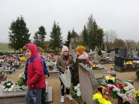  Grafika #2: Odwiedzamy zmarłych.