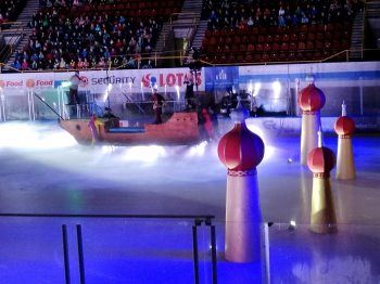  Grafika #0: Widowisko teatralne na lodzie.