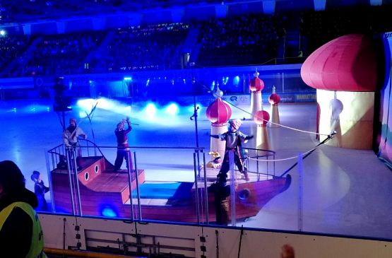  Grafika #1: Widowisko teatralne na lodzie.