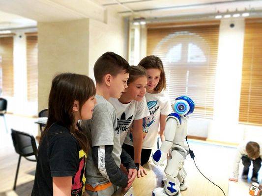  Grafika #1: Klasy 6a i b w Hevelianum