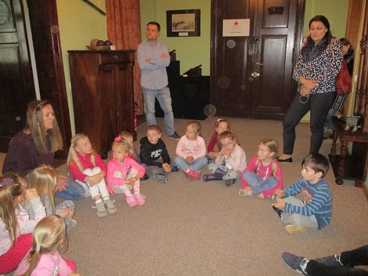  Grafika #35: Starszaki z wizytą w muzeum