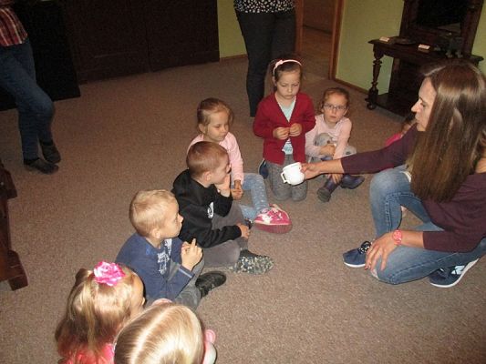  Grafika #28: Starszaki z wizytą w muzeum