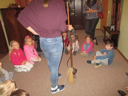  Grafika #29: Starszaki z wizytą w muzeum