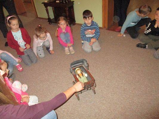  Grafika #27: Starszaki z wizytą w muzeum