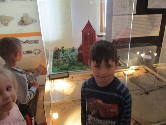  Grafika #22: Starszaki z wizytą w muzeum