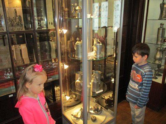  Grafika #32: Starszaki z wizytą w muzeum