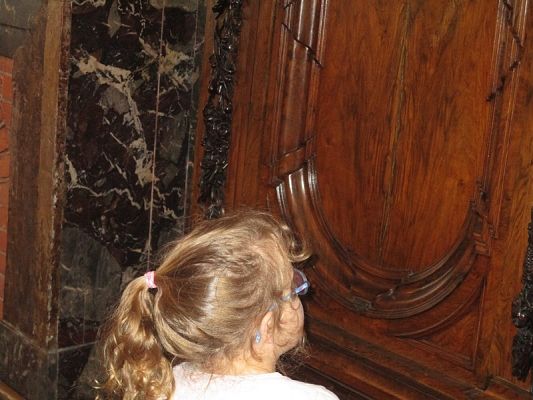  Grafika #31: Starszaki z wizytą w muzeum